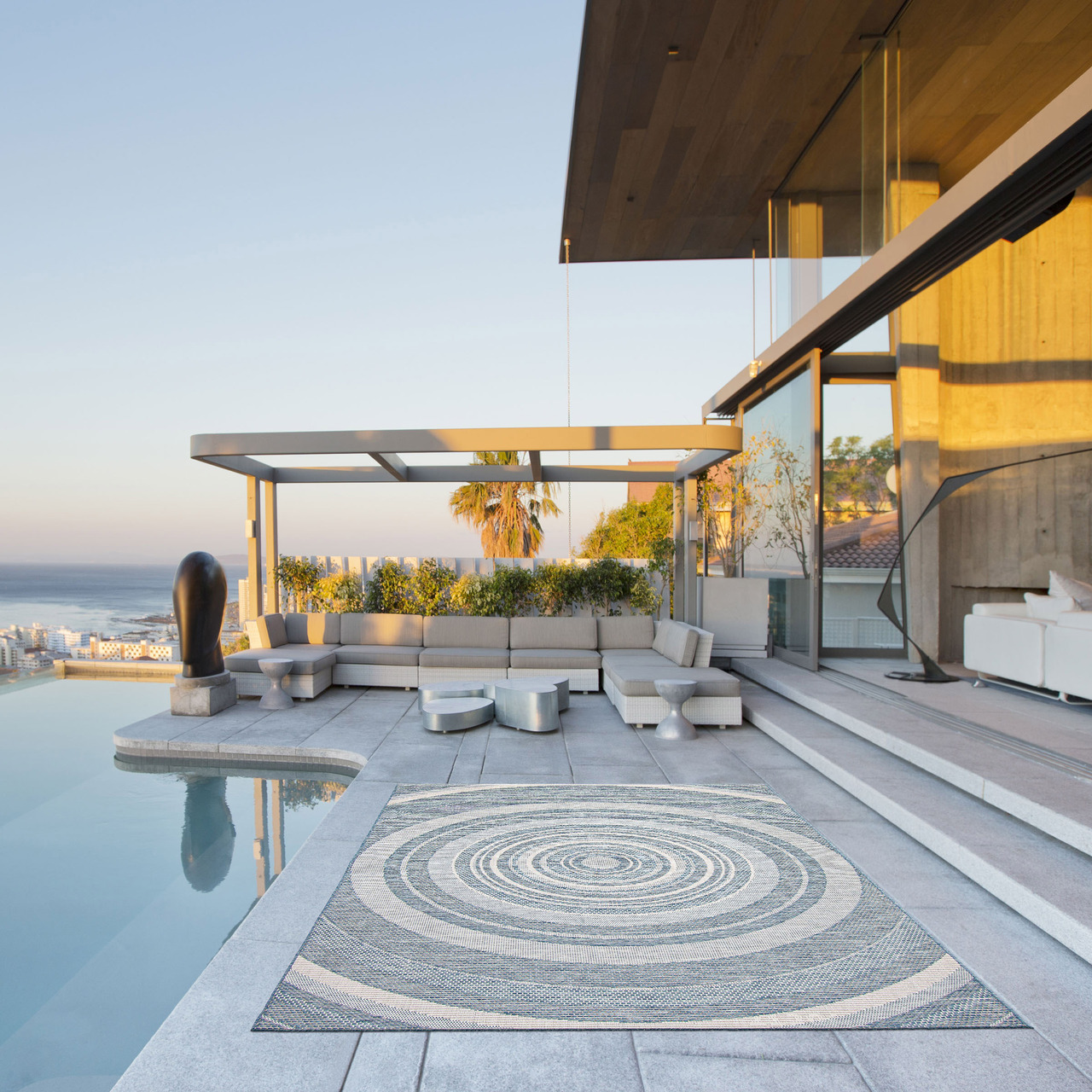 le tapis bleu d'extérieur disponible chez Beyond The Rac