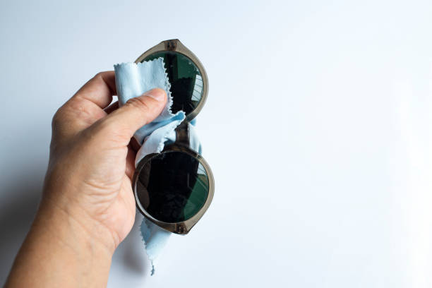 nettoyer les lunettes de soleil et enlever les rayures avec Beyond The Rack