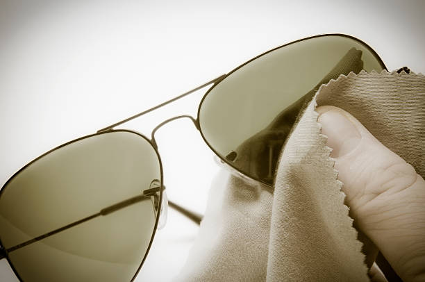 nettoyer les lunettes de soleil et enlever les rayures