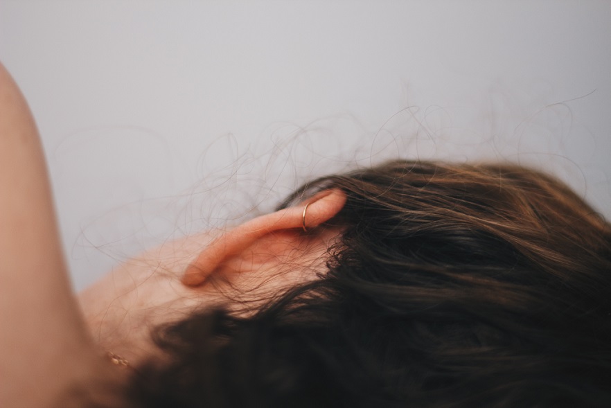 gros plan d'une manchette d'oreille